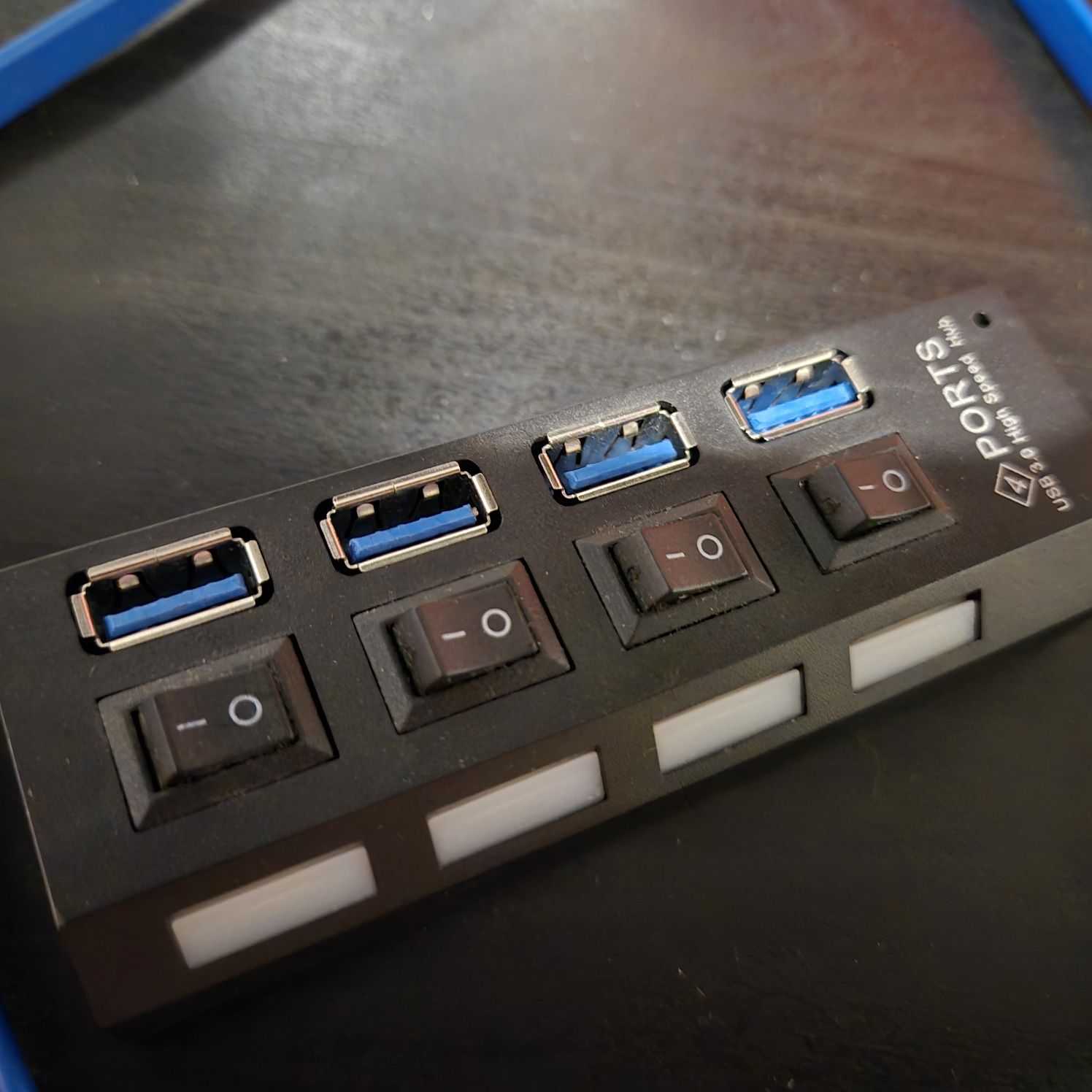 Hub USB 3.0 4 cztery porty osobne włączniki wyłączniki czarny