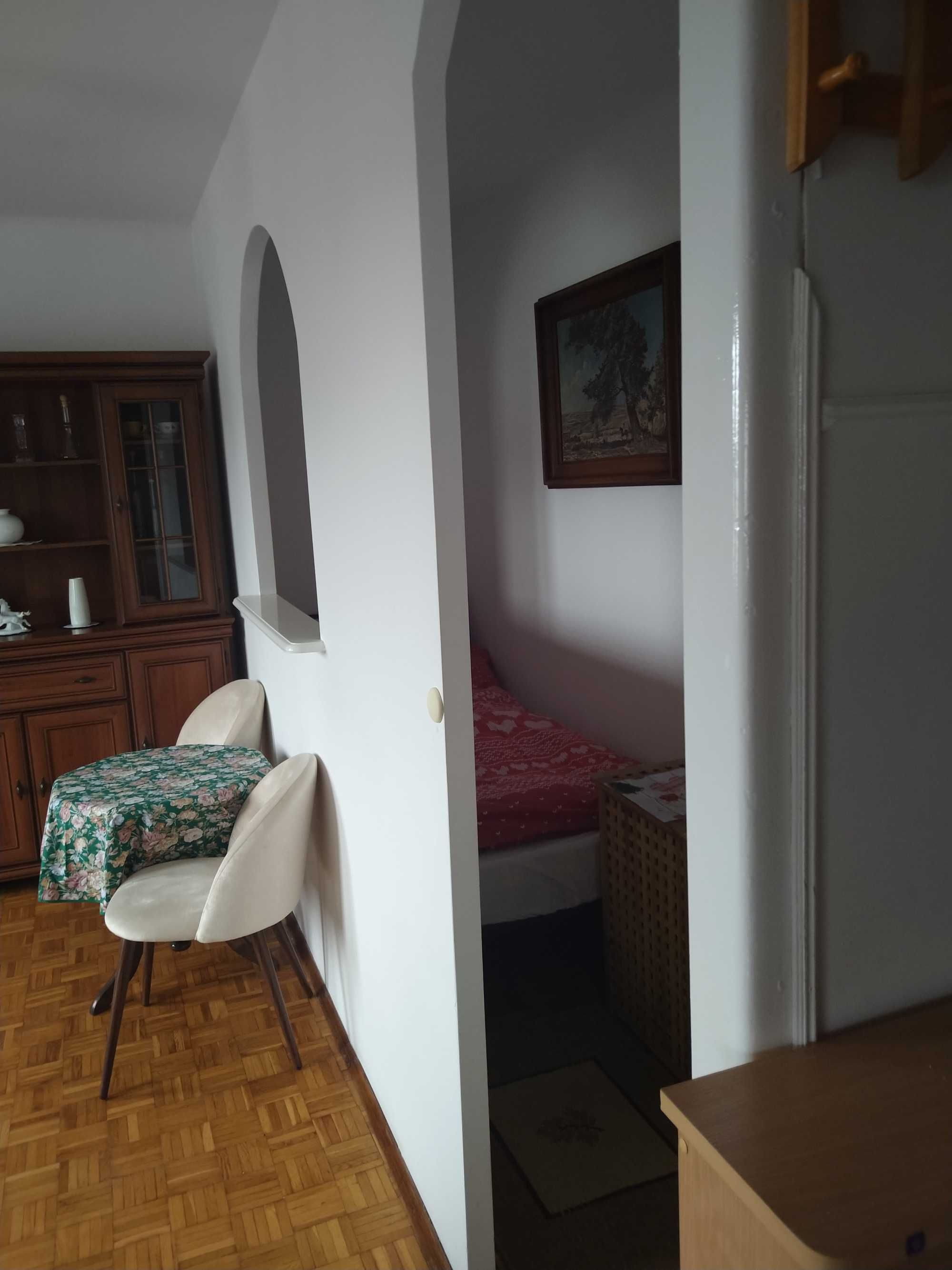 Kawalerka w centrum na zamkniętym osiedlu - pokój + sypialnia