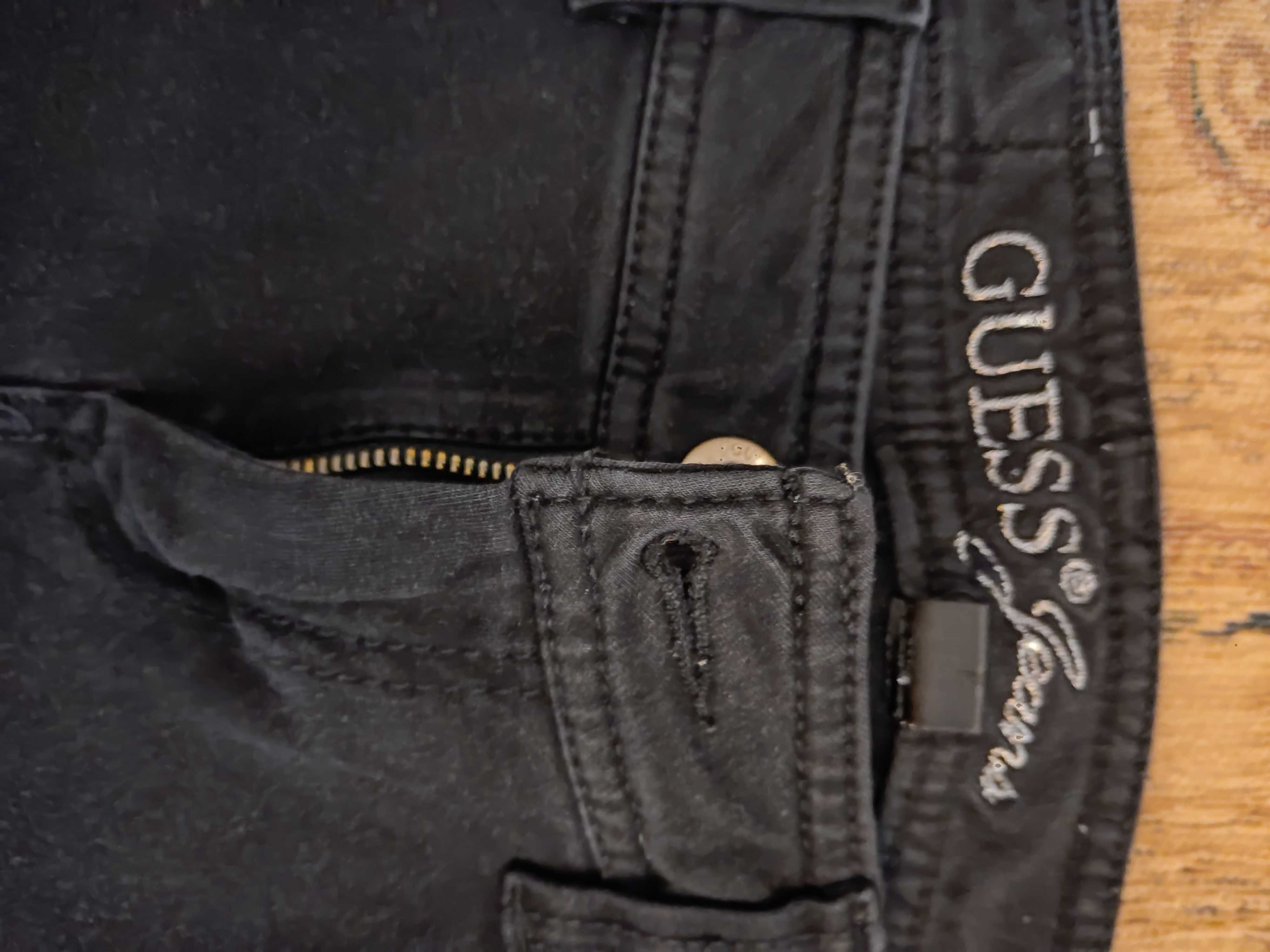 Czarne spodnie Guess