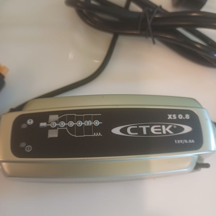 зарядний пристрій кислотно-свинцевих акумуляторів CTEK XS 0.8