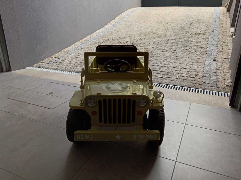 Carro elétrico estilo militar para crianças com bateria 12v