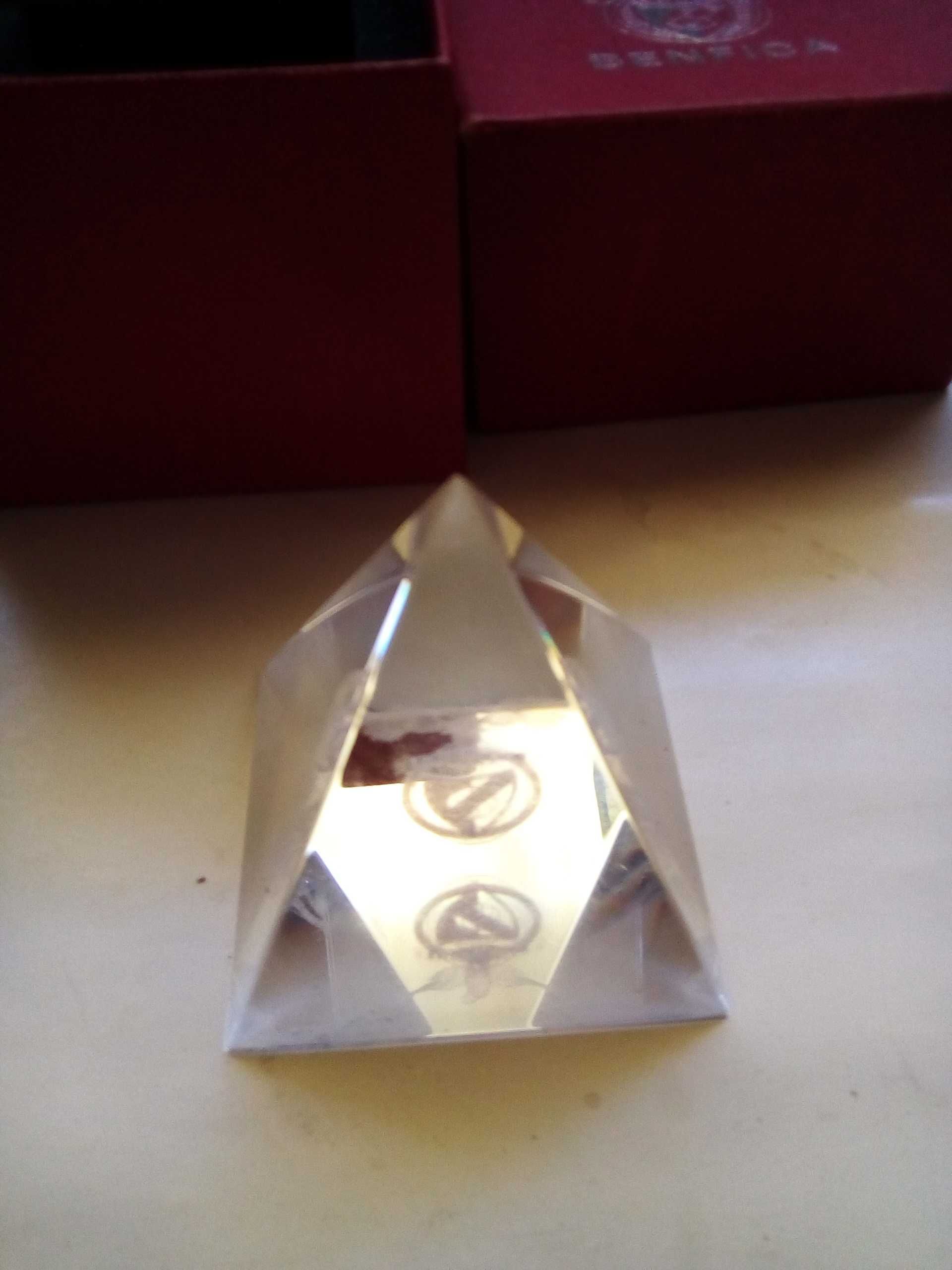 Benfica, pirâmide em vidro com emblema
