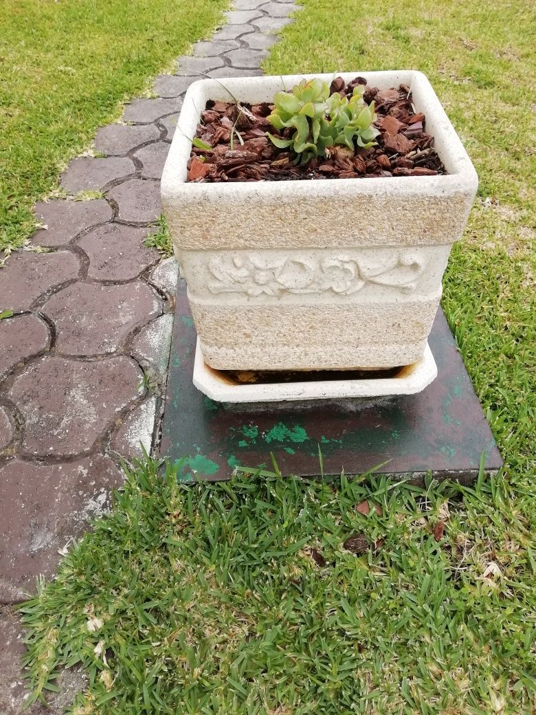 Vendo vasos de pedra como novos. Preço indicado é de cada um.