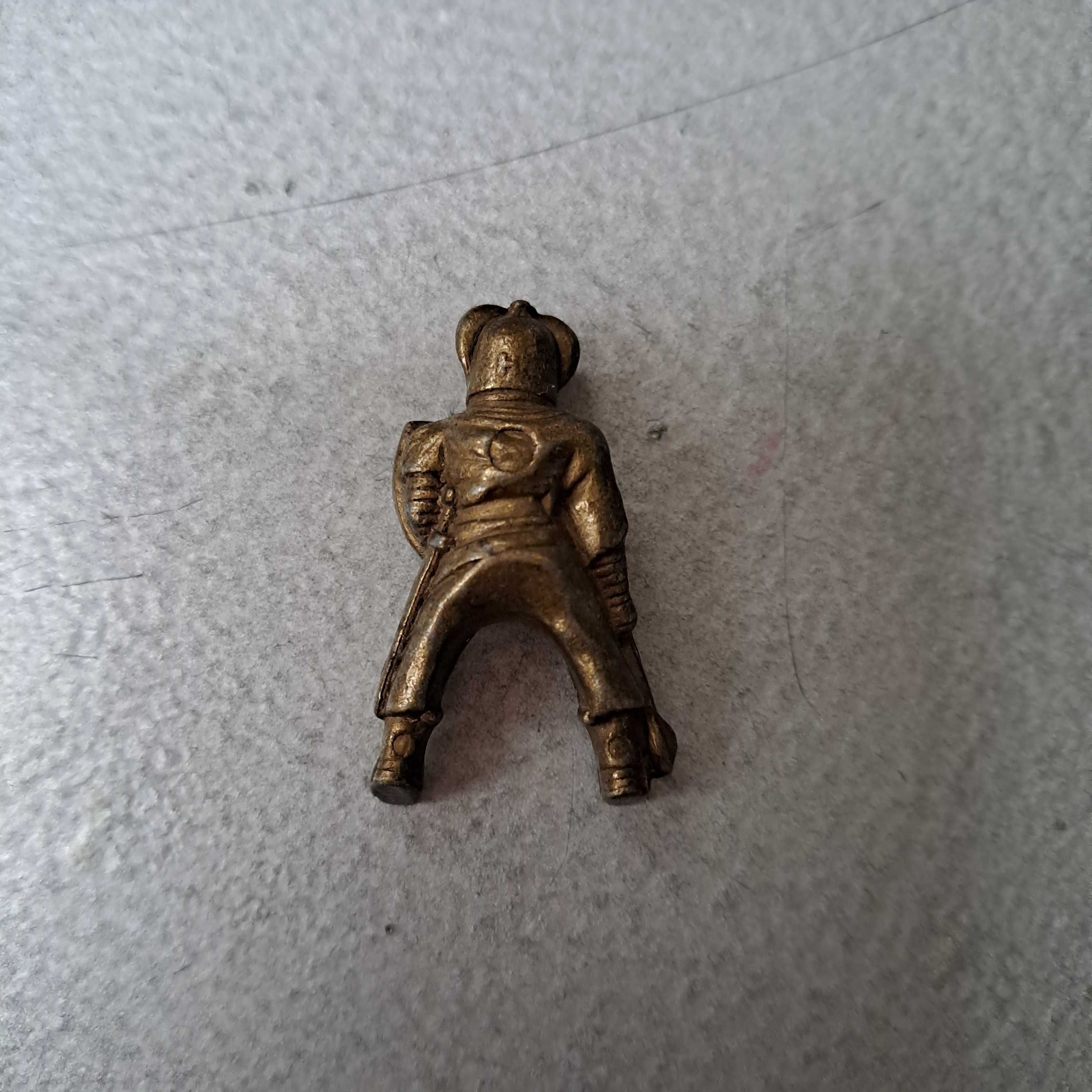 Metalowy rycerz z tarczą