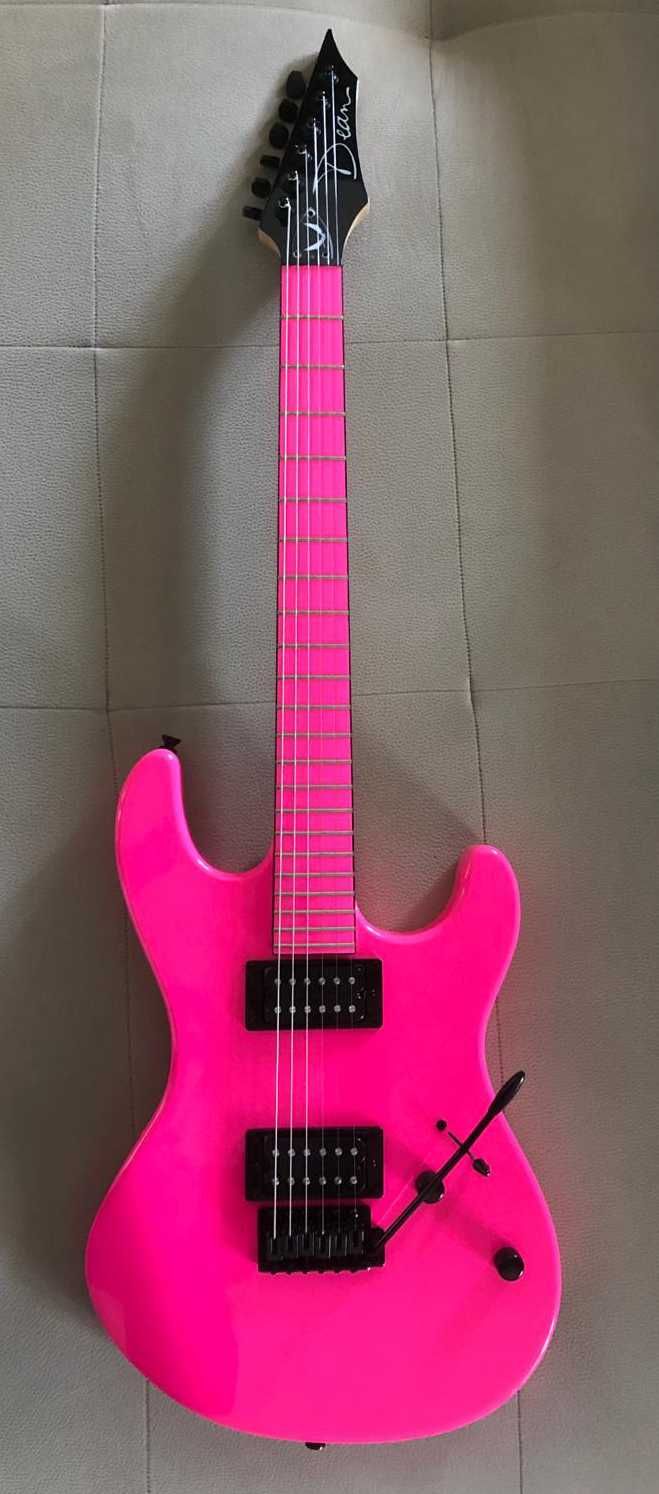 Guitarra Dean em cor rosa