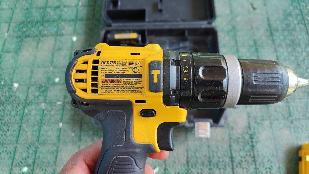 DeWalt ударний шуруповерт DCD785 20в відмінний стан