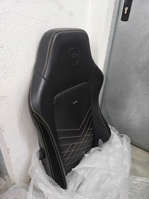 Cadeira Gamer Noblechairs Hero PU Leather Cor Preta com Dourado