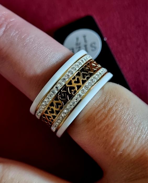 Anel dourado e branco, em aço, com corações e zirconias. T17