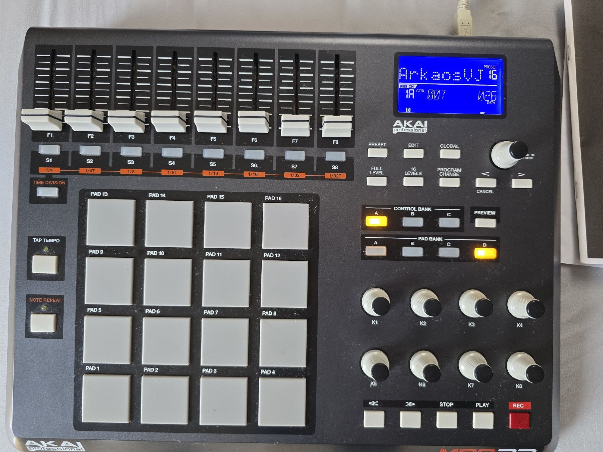 Kontroler dźwięku Akai MPD32