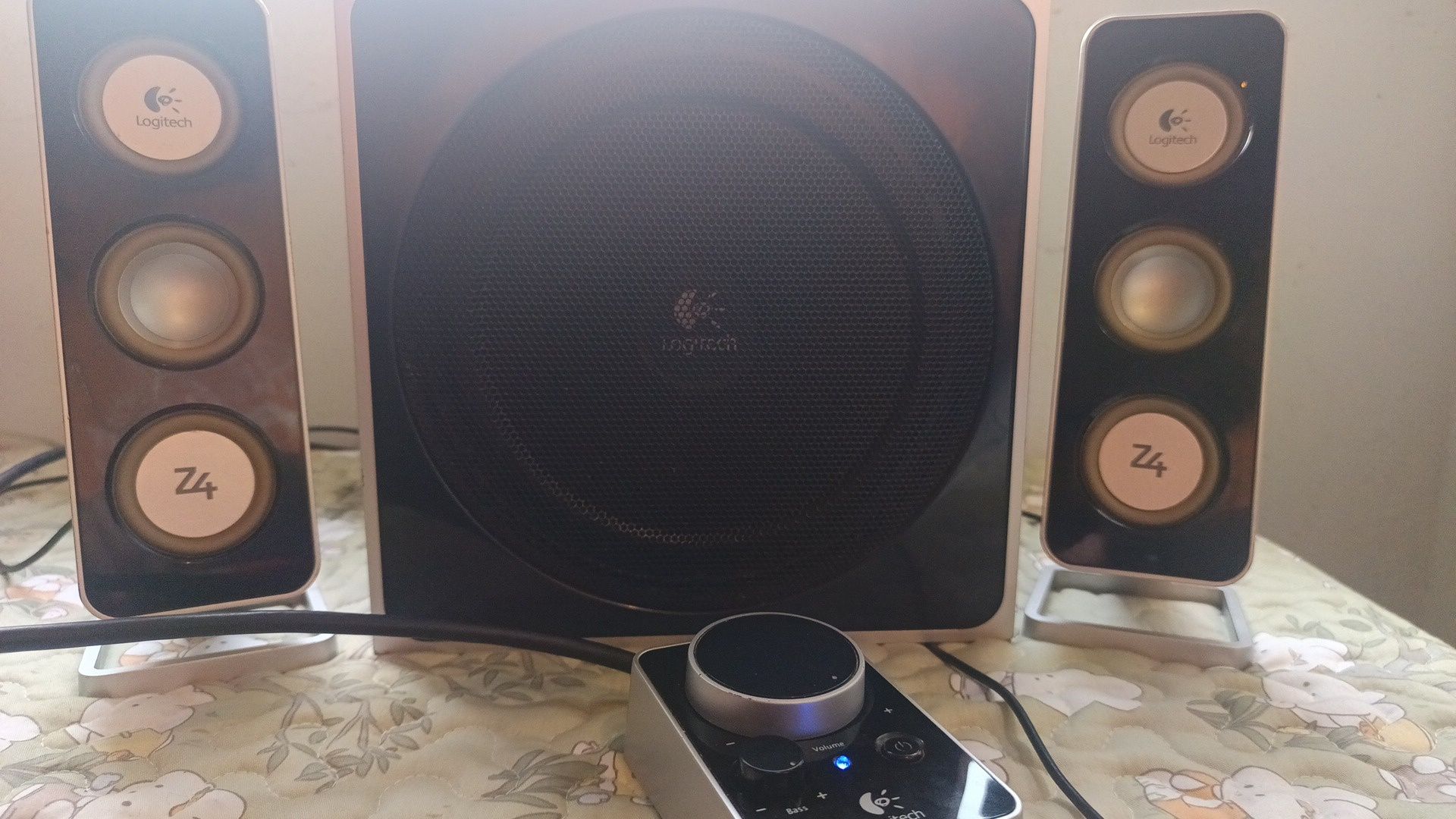 Vendo subwoofer com colunas Logitech z4