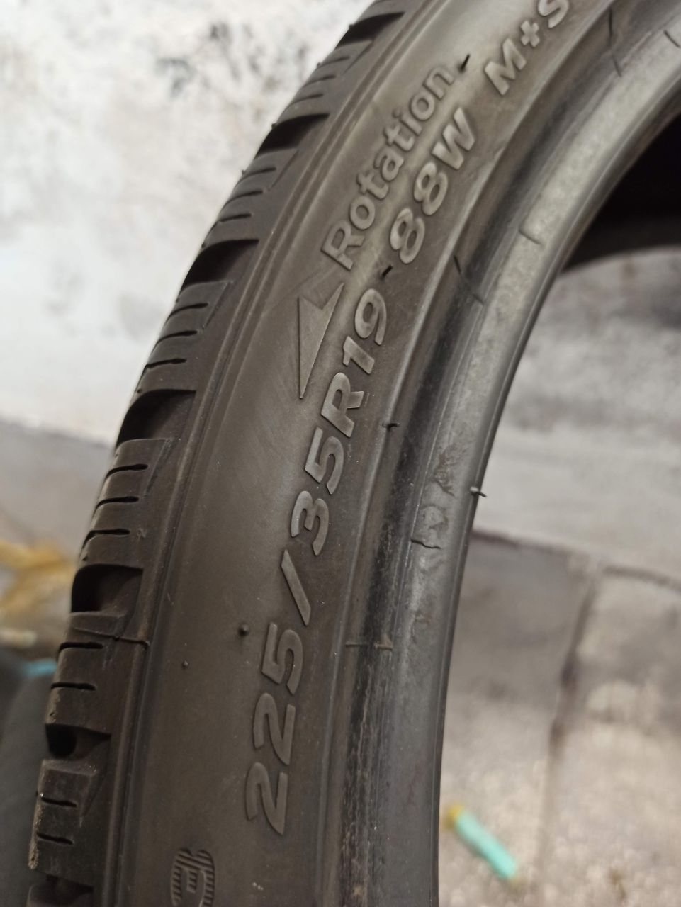 2x 225/35R19 opony zimowe Hankook 7,7mm 2021