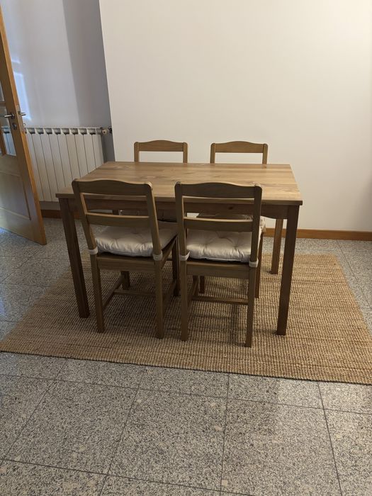 Conjunto de mesa com 4 cadeiras e tapete