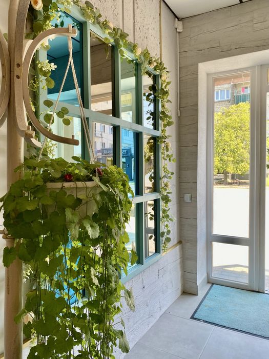 Деревʼяна рама з кольоровими дзеркалами