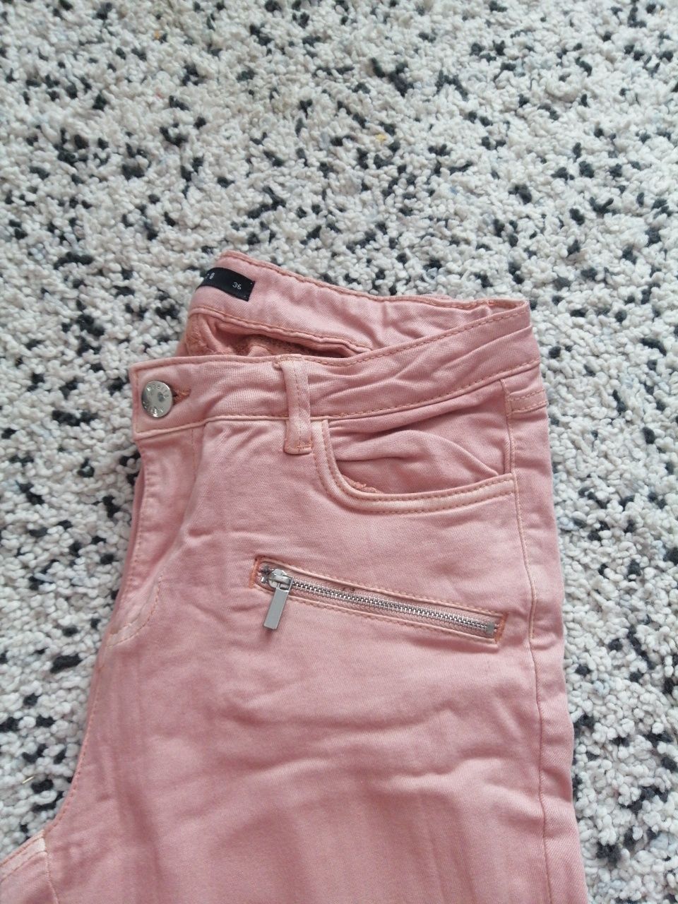 Spodnie rurki S 36 Mohito jeansowe pudrowy róż różowe zamkami Mohito