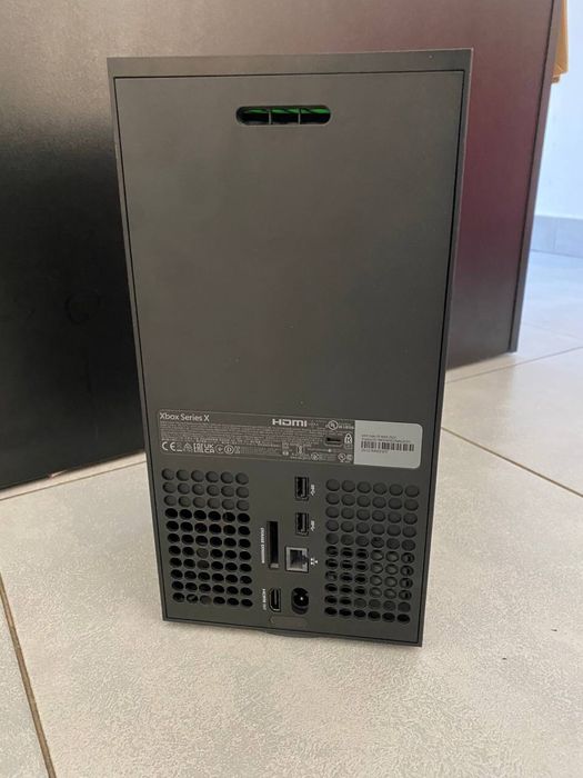 Продаю Б/У Xbox Series X в компреткі додатково ще один джойстик