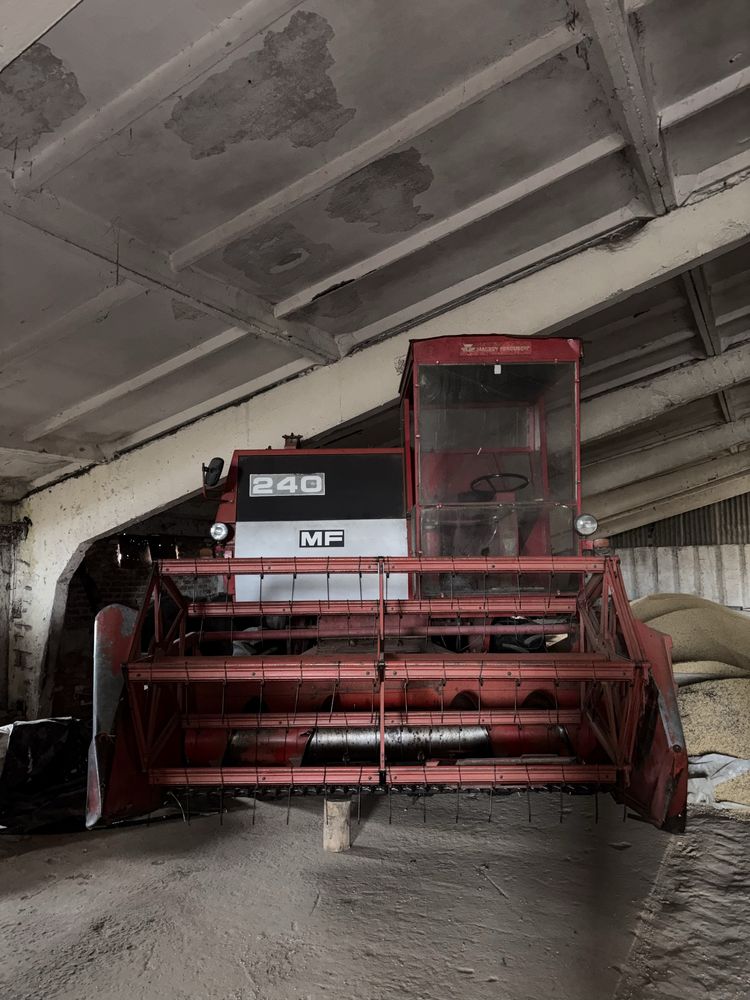 Комбайн Massey Ferguson 240