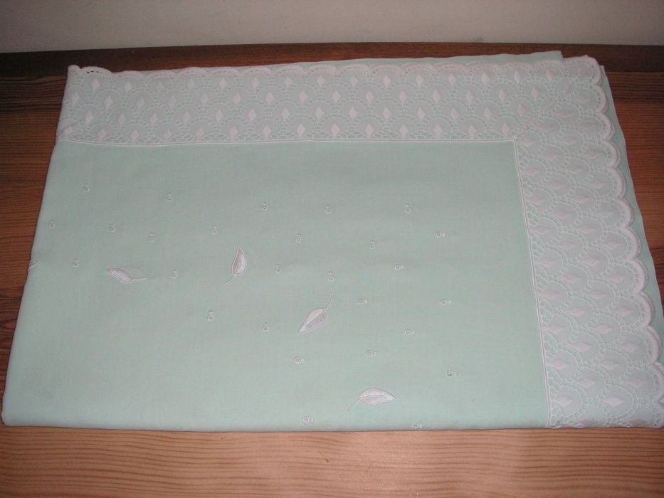 Lençóis Verde Claro Bordado à Mão em Branco (Conjunto)