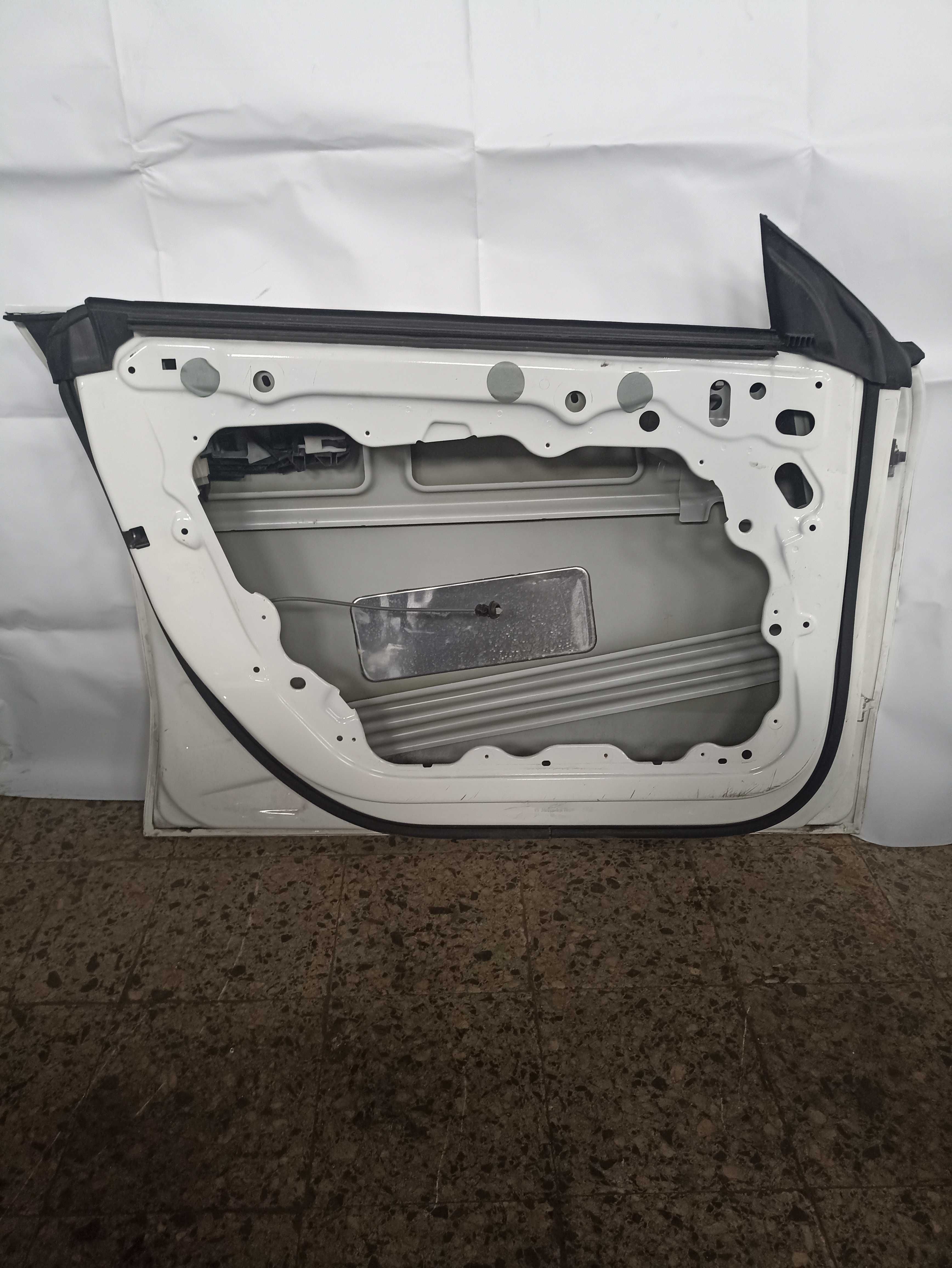 (W118) Porta frente esquerda de mercedes serie A  2019