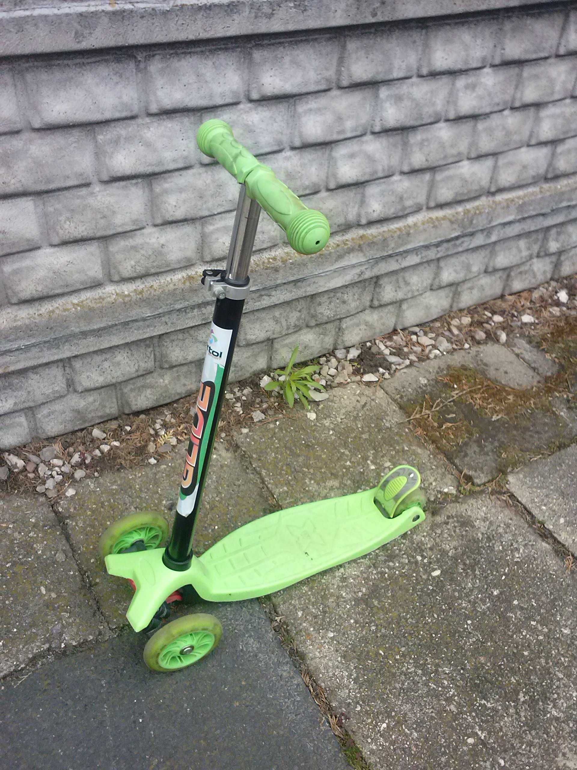 Hulajnoga kiwana na boki, trójkołowa, zielona, 30 zł.