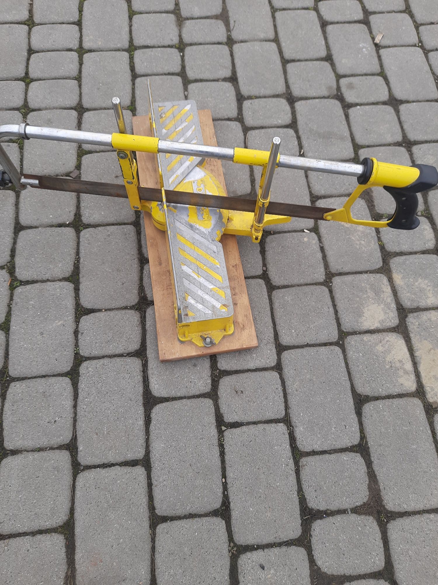 Стусло з пилою по дереву