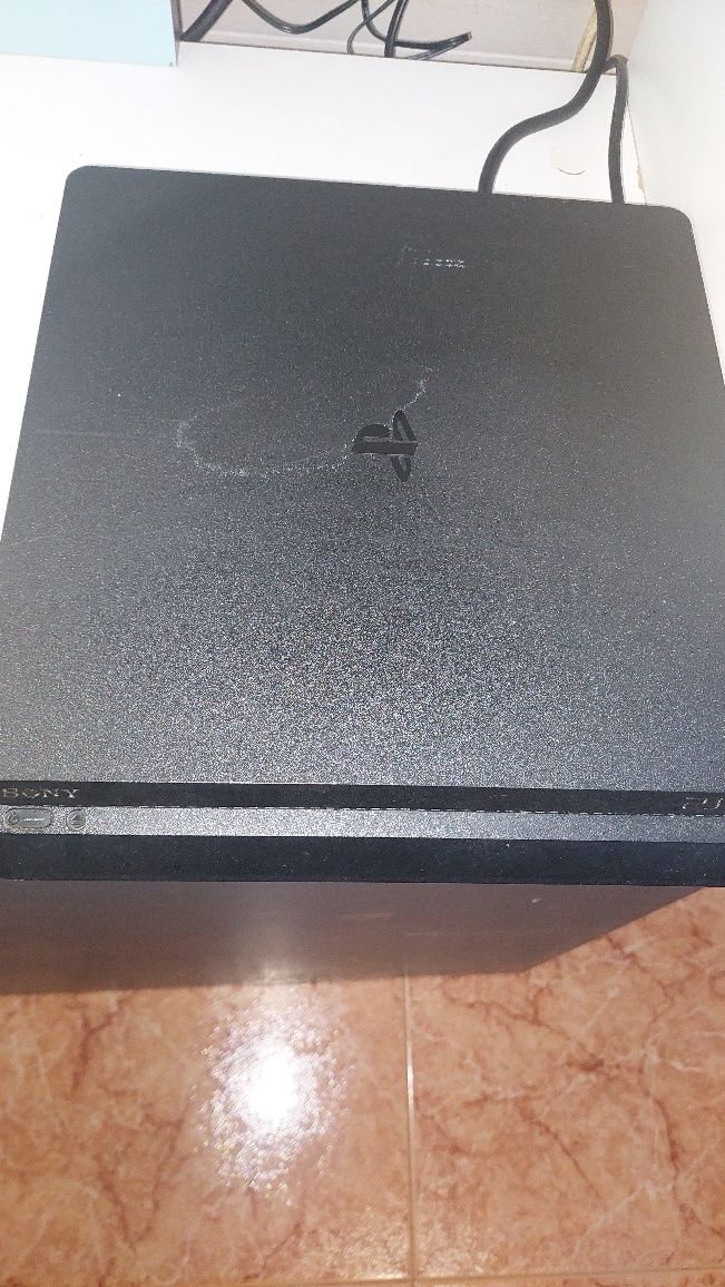 PS4 com dois comandos a funcionar e jogos