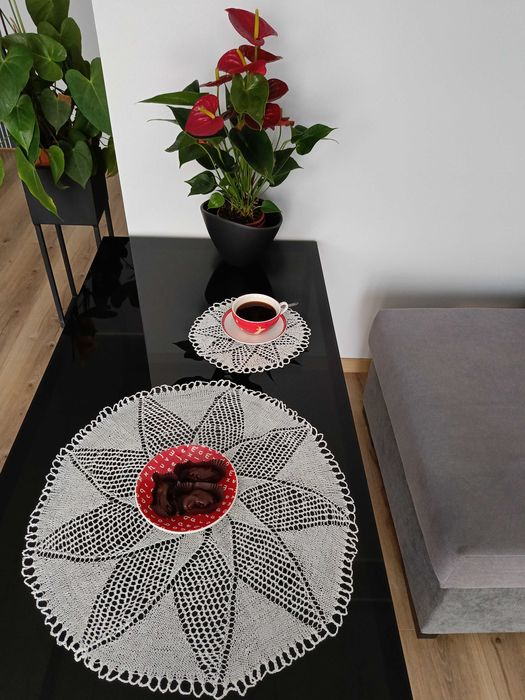 Białe szydełkowe serwetki - prezent pod choinkę