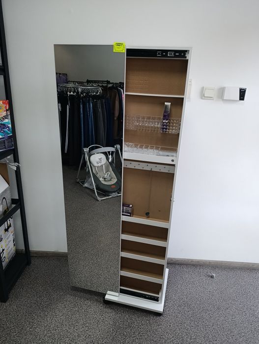 Szafeczka z lustrem na biżuterię i kosmetyki