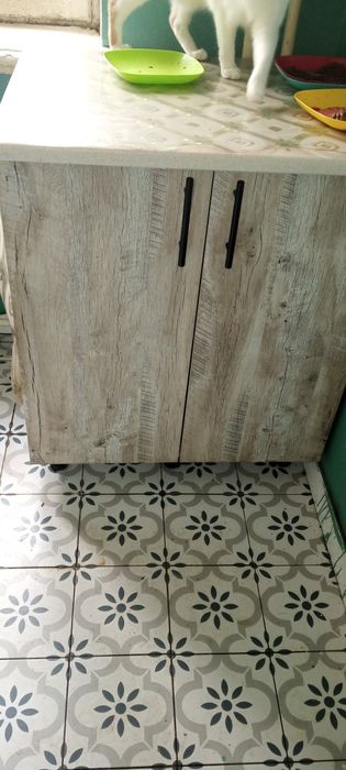 Продается кухонный шкафчик 50-60 почти новый