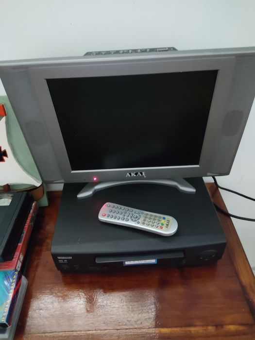 Televisão LCD antiga com entrada de DVD Akai, e video watson .