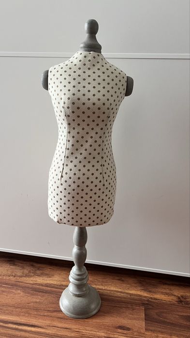 Manequim Decorativo Vintage com Padrão de Bolinhas