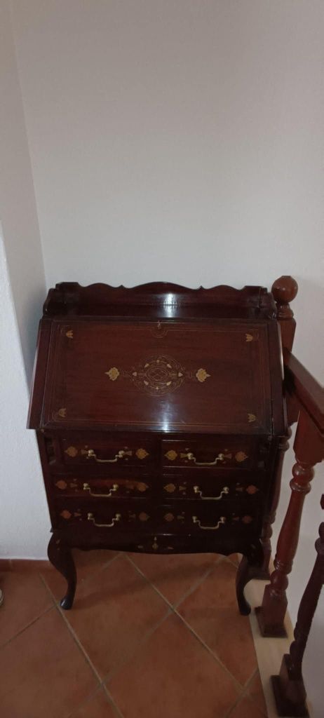 Escrivaninha em madeira