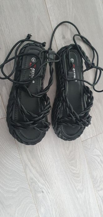 Sandały plecione na grubszej podeszwie