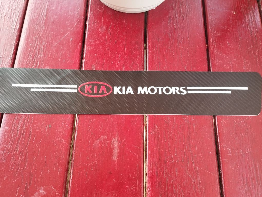 Комплект карбоновых наклеек 4 шт.на пороги для авто Kia всех моделей