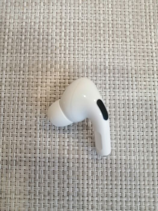 Лівий навушник AirPods Pro