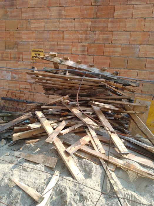 Drewno z budowy Halemba,