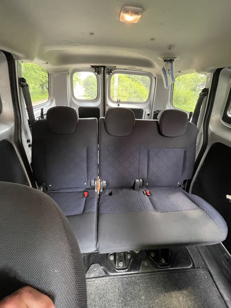 Nissan E-NV200.