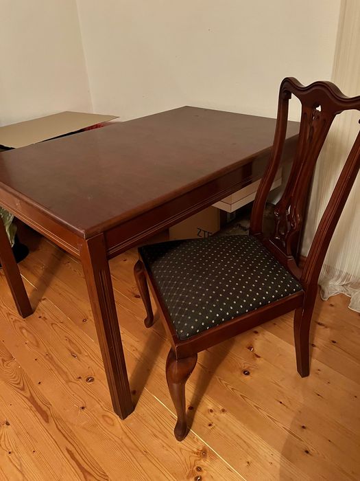 Стіл та чотири стільці