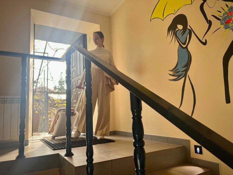 Сучасний хостел у Голосіївському р-ні – зручний вхід, перший поверх.