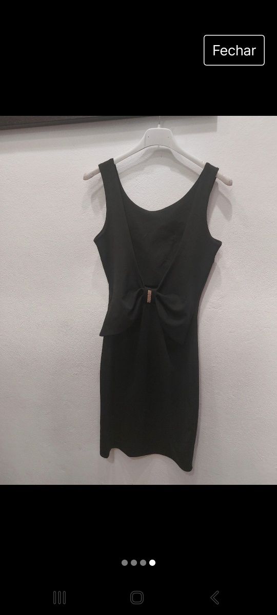 Vestido preto com costas abertas e laço. Tamanho S