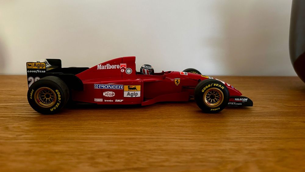Miniatura Ferrari 412T (1/18) -  Gerhard Berger