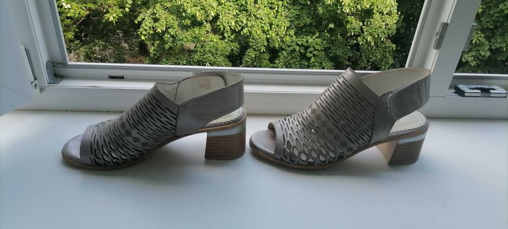 Босоніжки мегазручні, м'які, з натуральної шкіри. р-р 40