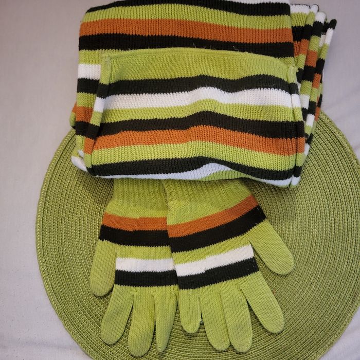 Zestaw zimowy, komet czapka, szalik, rękawiczki.