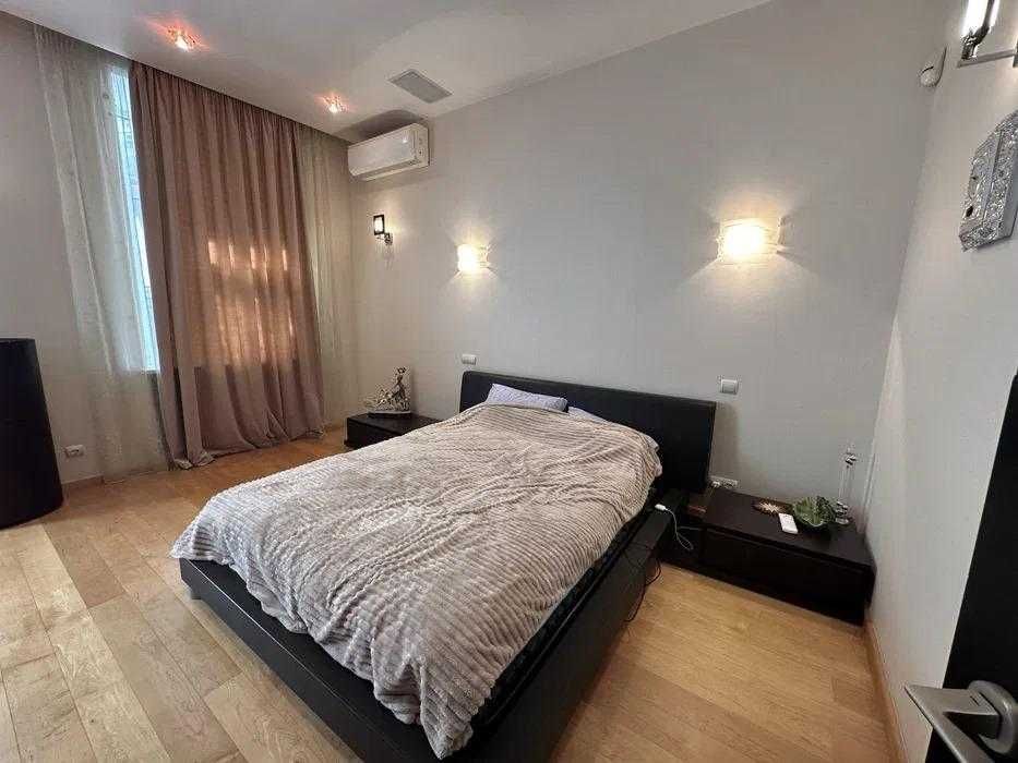 Центр, двокімнатна квартира з якісним  ремонтом та великим гардеробом