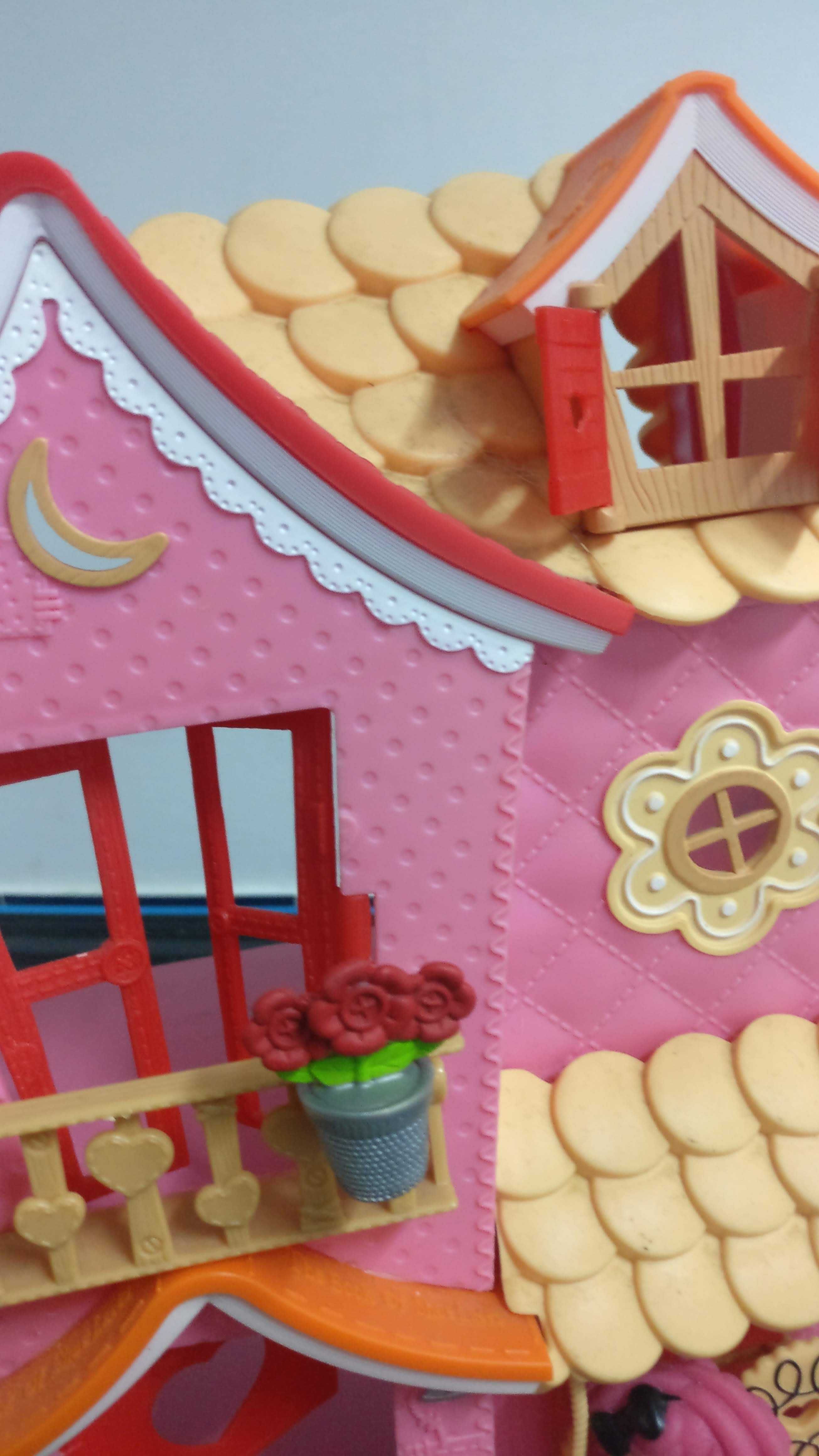 Casinha e roda de diversões das Lalaloopsy