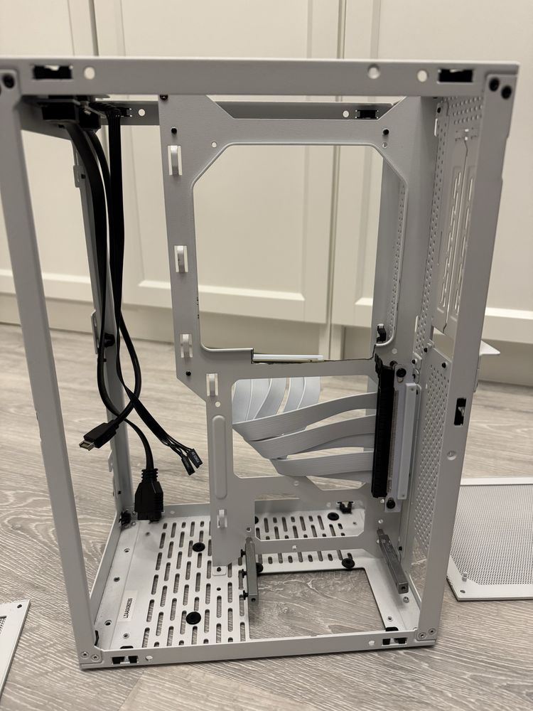 Obudowa meshlicious biała itx z kablem pcie 4.0 w kolorze białym