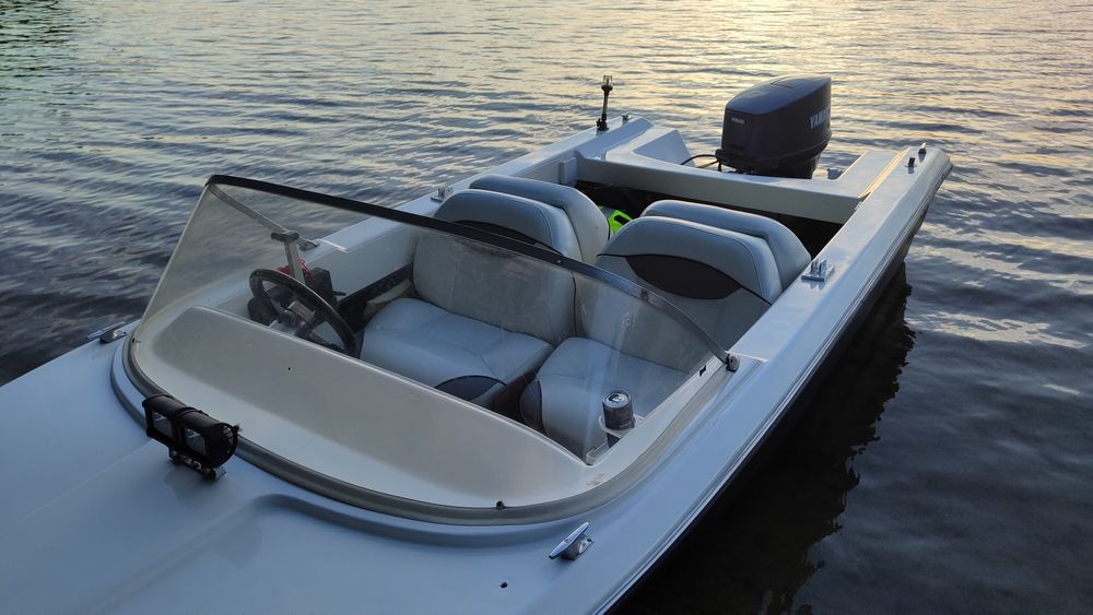 Motorówka z przyczepą i silnikiem Yamaha