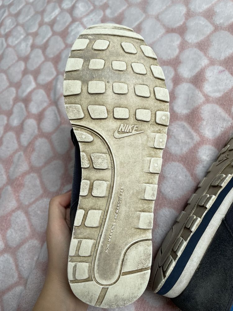 Buty marki Nike MD Runner w rozmiarze 38,5  buty nie mają wkładek stan