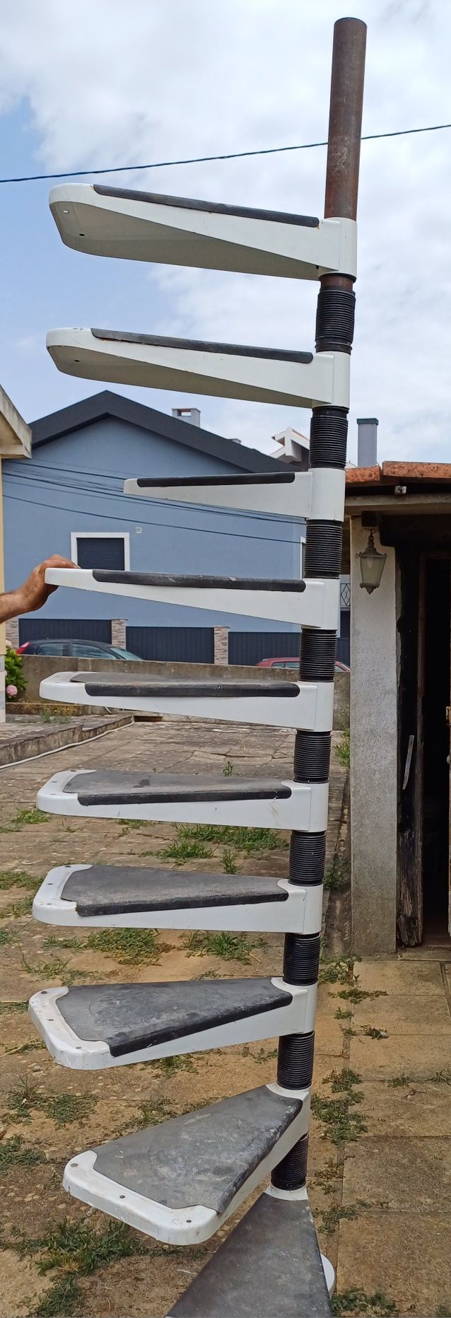 Escada metalica com 2.55m de altura a largura 1.60m
