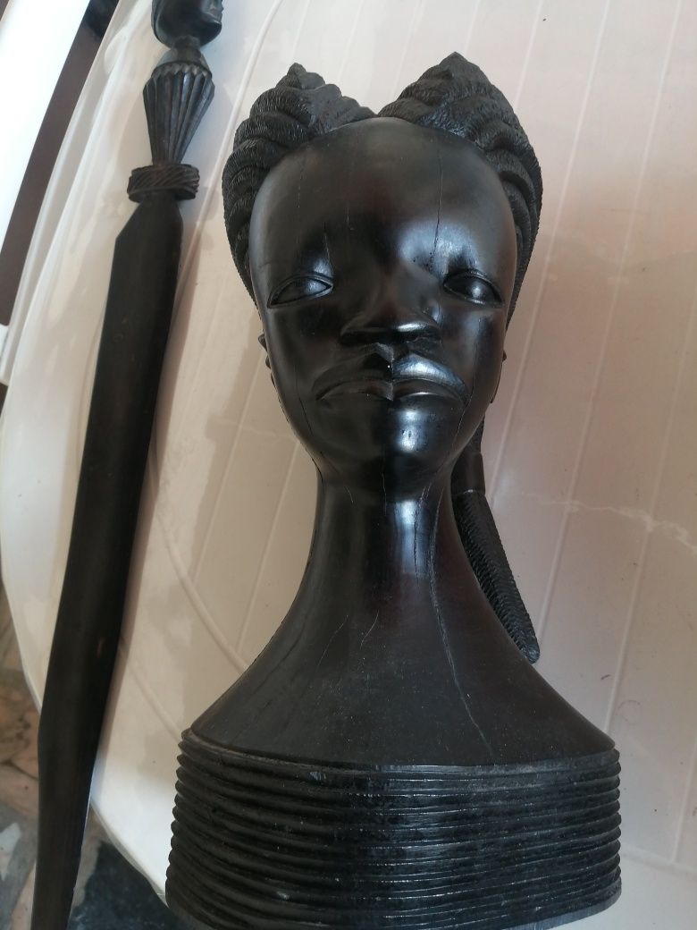 Estatueta feminina Masai antiga em pau preto.