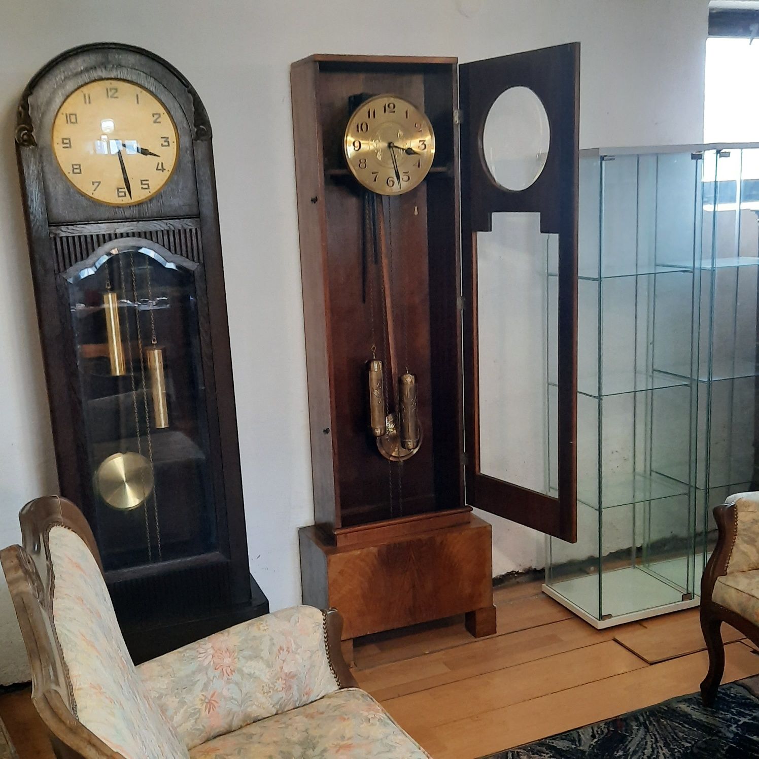 Elegancki zegar podłogowy w stylu Art Deco w orzechu